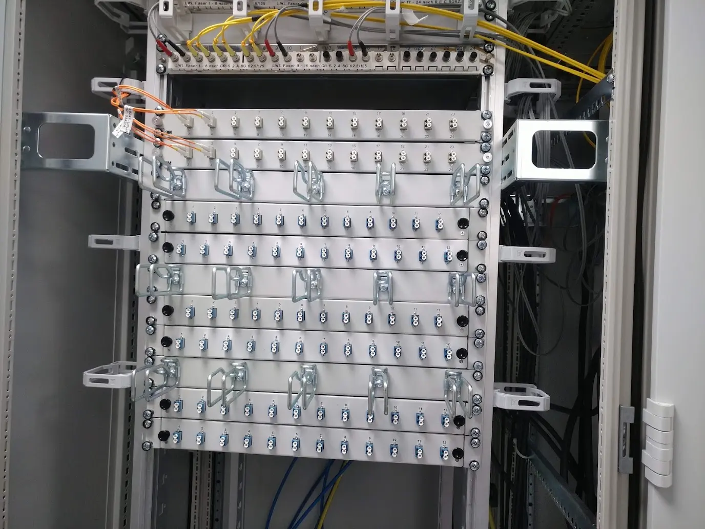 LWL-Verteilerfeld mit nummerierten LC-Duplex-Kupplungen